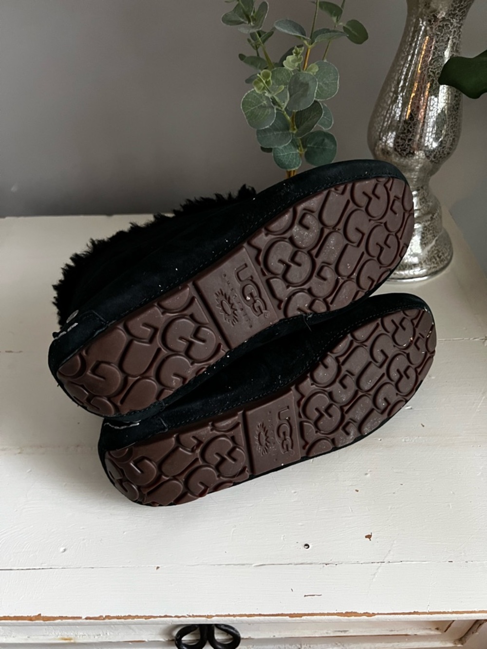 Sz 10 UGG Black Suede Shearling Moccasin Slippers - Picture 5 of 6